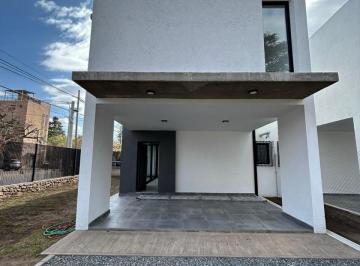 Casa · 160m² · 3 Dormitorios · 2 Cocheras · Casa - Cerro de Las Rosas