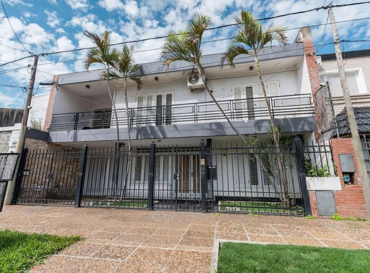 Casa · 500m² · 4 Ambientes · 8 Cocheras