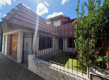 Casa · 250m² · 5 Ambientes · 1 Cochera · Hermosa Casa 4 Amb en 2 Plantas con Cochera y Parque