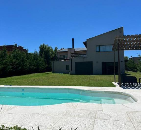 Casa · 11000000ha · 5 Ambientes · 2 Cocheras