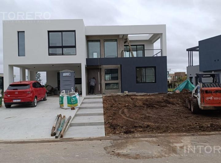 Casa · 225m² · 5 Ambientes · 2 Cocheras