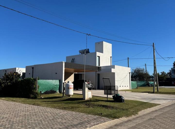 Casa · 375m² · 4 Ambientes · 1 Cochera