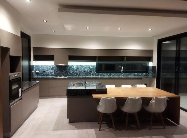 Casa · 300m² · 8 Ambientes · 2 Cocheras