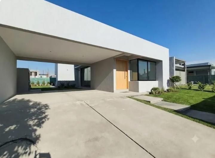 Casa · 183m² · 4 Ambientes · 2 Cocheras