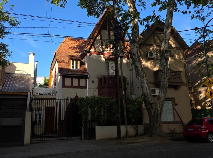 Casa · 220m² · 6 Ambientes · 1 Cochera