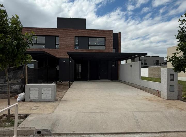 Casa · 140m² · 5 Ambientes · 2 Cocheras