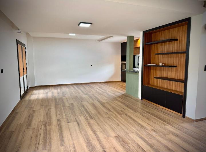 Casa · 160m² · 5 Ambientes · 2 Cocheras