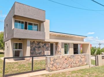 Casa · 100m² · 4 Ambientes · 1 Cochera · Casa en Barranca Colorada