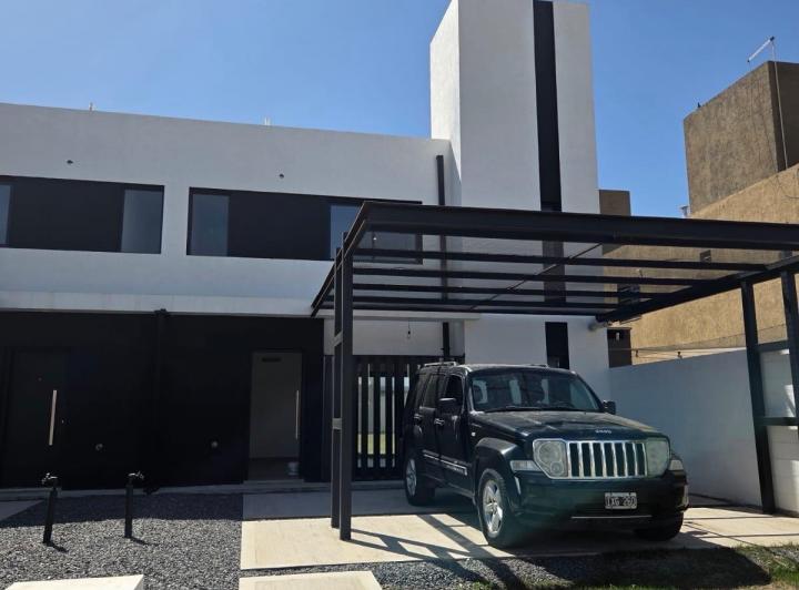 Casa · 130m² · 4 Ambientes · 2 Cocheras