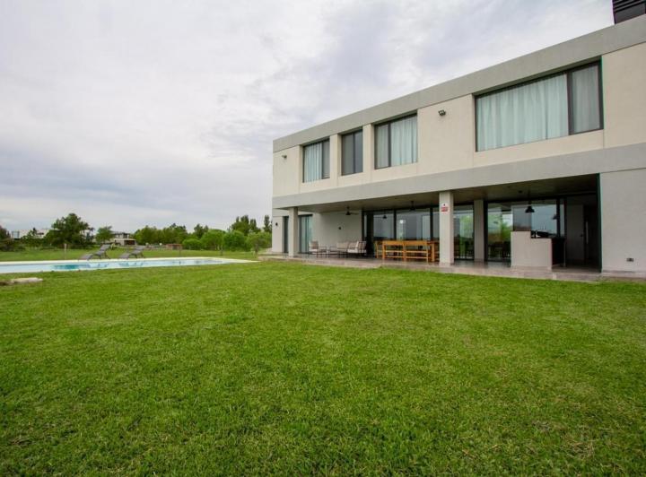 Casa · 350m² · 5 Ambientes · 8 Cocheras