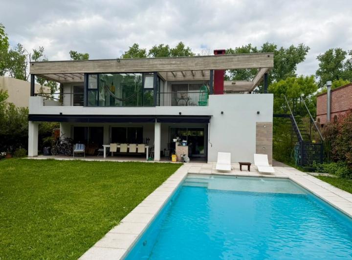 Casa · 250m² · 6 Ambientes · 2 Cocheras