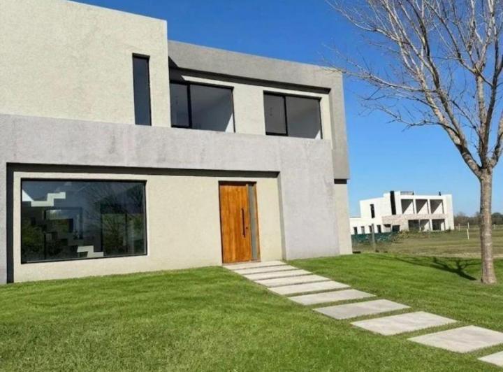 Casa · 175m² · 4 Ambientes · 3 Cocheras