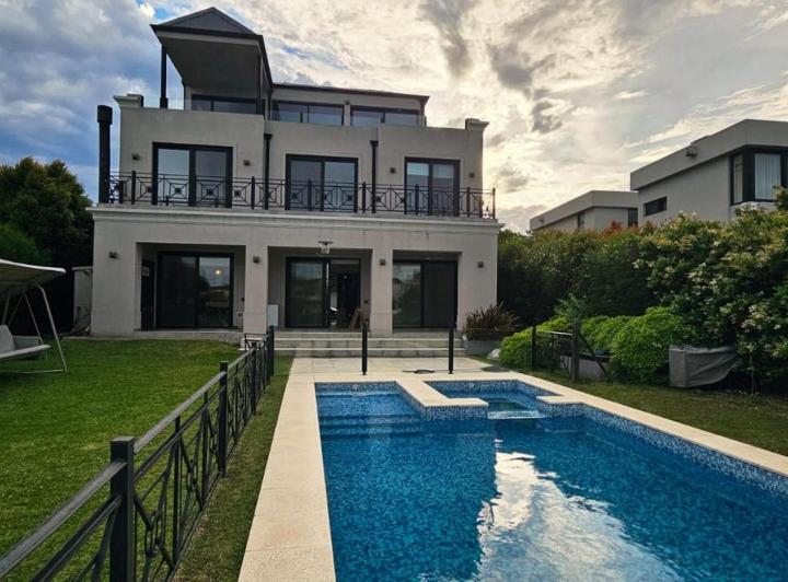 Casa · 380m² · 7 Ambientes · 4 Cocheras