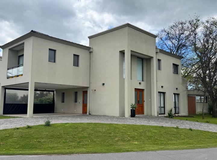 Casa · 236m² · 5 Ambientes · 7 Cocheras