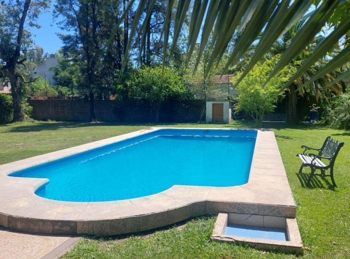 Casa · 250m² · 5 Ambientes · 8 Cocheras