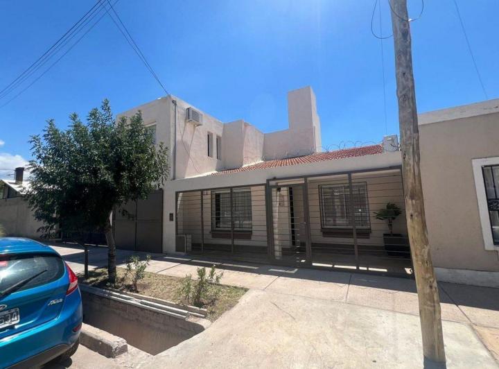Casa · 120m² · 5 Ambientes · 2 Cocheras