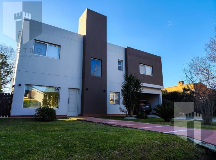 Casa · 250m² · 6 Ambientes · 5 Cocheras