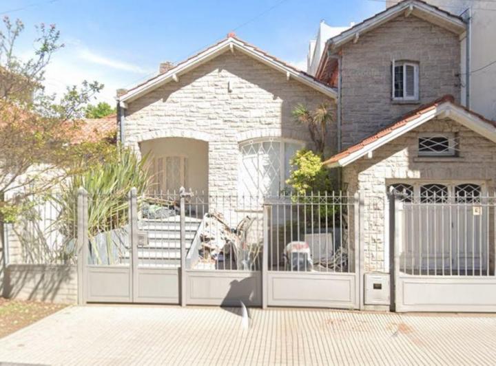 Casa · 235m² · 5 Ambientes · 2 Cocheras