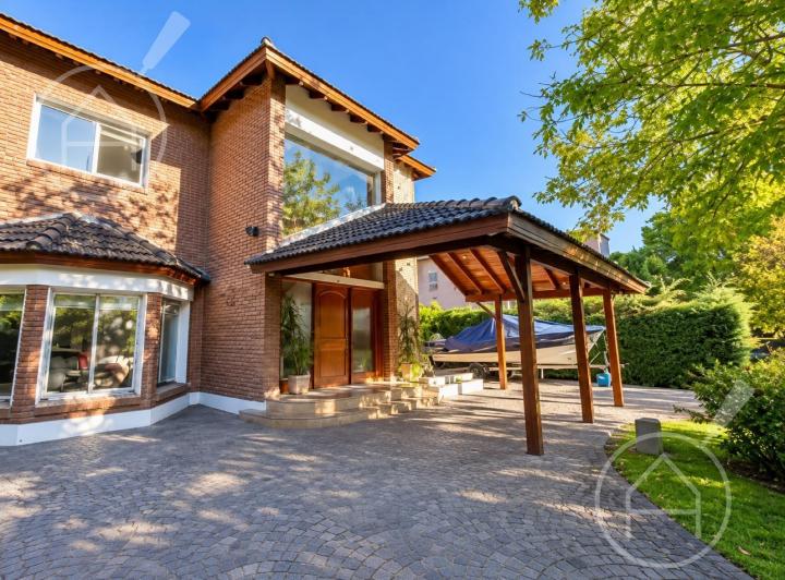 Casa · 870m² · 5 Ambientes · 2 Cocheras