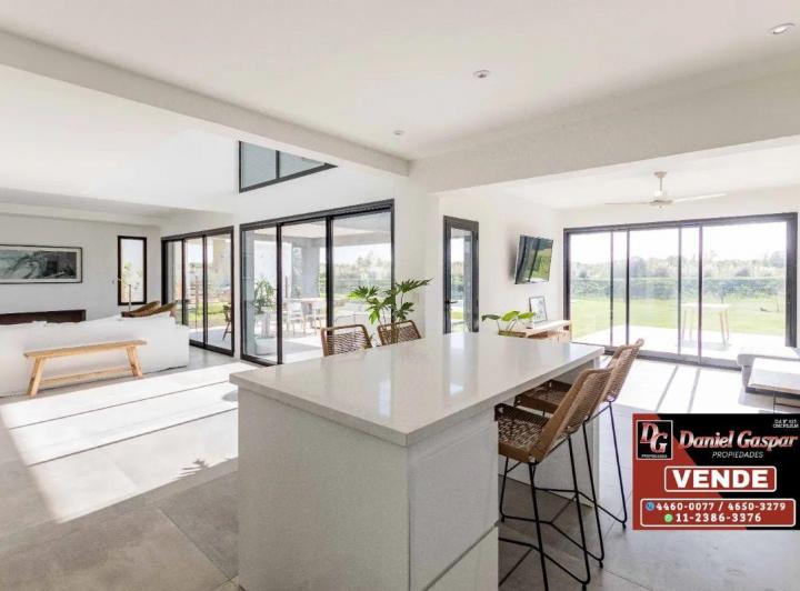 Casa · 240m² · 7 Ambientes · 1 Cochera