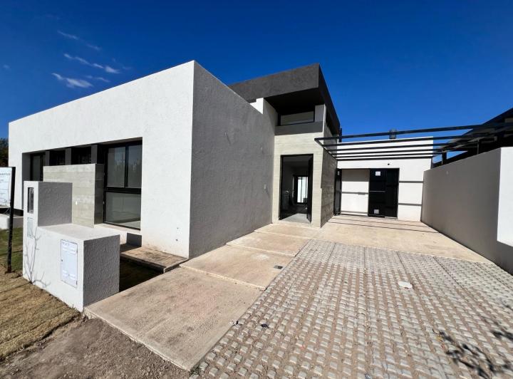 Casa · 75m² · 2 Ambientes · 2 Cocheras