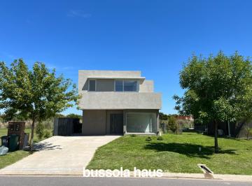 Casa · 175m² · 5 Ambientes · 2 Cocheras · Casa en Alquiler Anual 3 Dorm. con Pileta en Araucarias Puertos Escobar