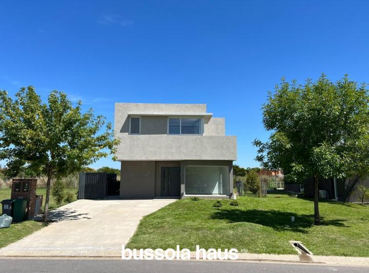 Casa · 175m² · 5 Ambientes · 2 Cocheras