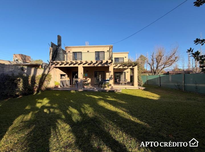 Casa · 229m² · 6 Ambientes · 2 Cocheras