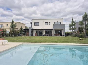 Casa · 211m² · 5 Ambientes · 7 Cocheras · Casa en Lote Interno San Gabriel Villanueva