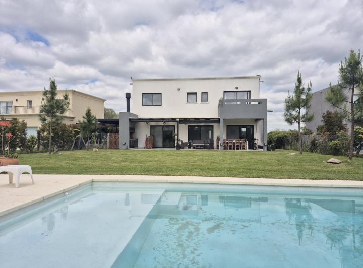 Casa · 211m² · 5 Ambientes · 7 Cocheras