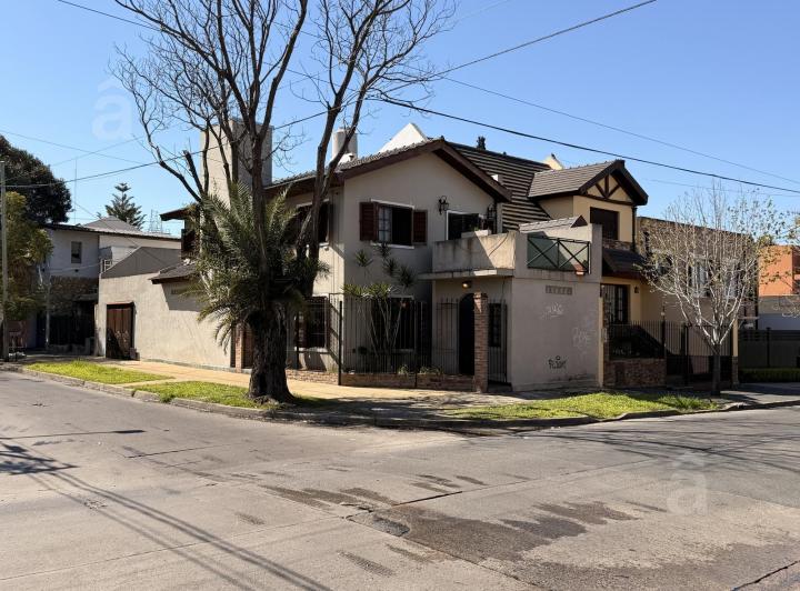 Casa · 150m² · 5 Ambientes · 2 Cocheras