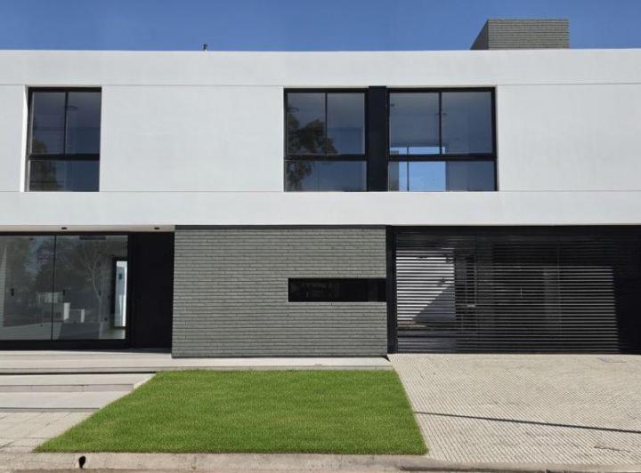 Casa · 263m² · 7 Ambientes · 2 Cocheras