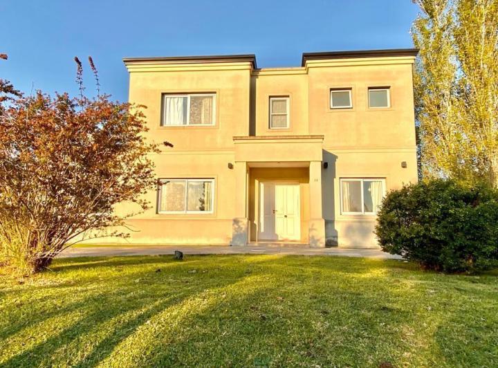Casa · 273m² · 5 Ambientes · 2 Cocheras