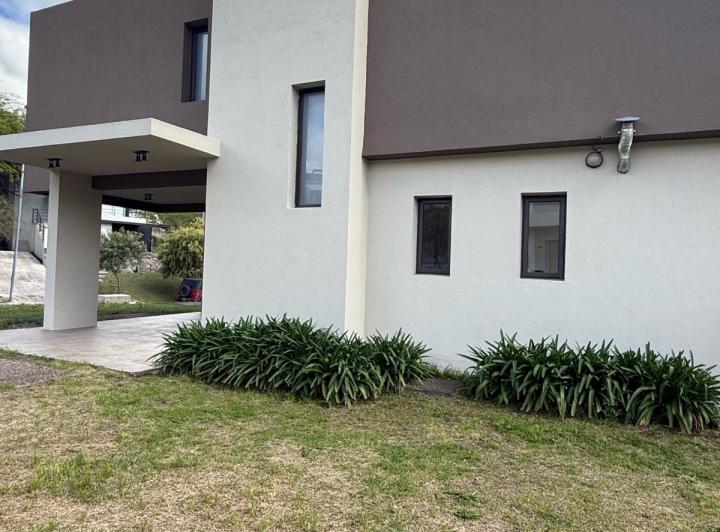 Casa · 122m² · 5 Ambientes · 1 Cochera