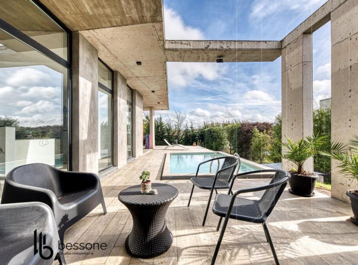 Casa · 260m² · 4 Ambientes · 2 Cocheras