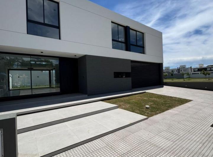 Casa · 265m² · 6 Ambientes · 4 Cocheras