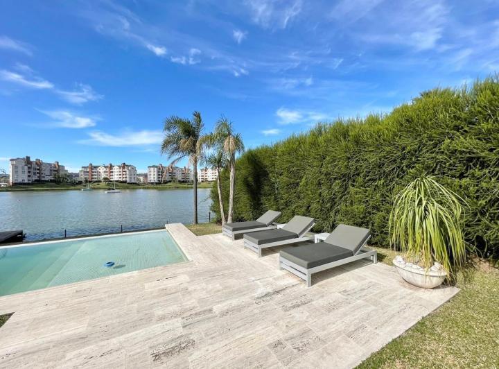 Casa · 400m² · 5 Ambientes · 6 Cocheras