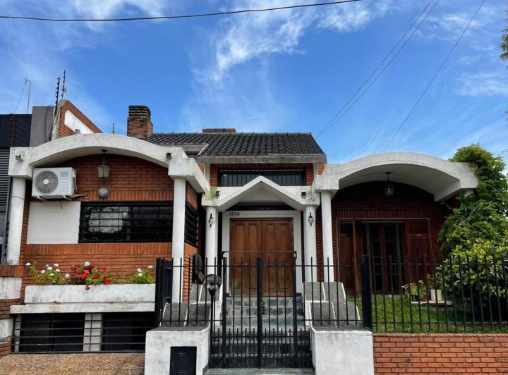 Casa · 390m² · 6 Ambientes · 2 Cocheras
