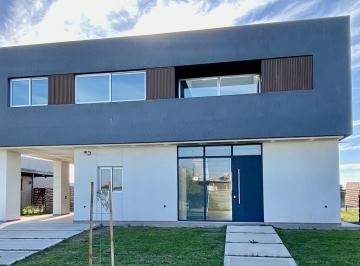 Casa · 220m² · 7 Ambientes · 6 Cocheras · Casa a La Laguna con 4 Dorm. Escritorio en Venta en San Sebastian
