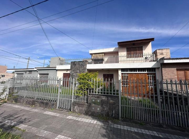 Casa · 270m² · 10 Ambientes · 2 Cocheras
