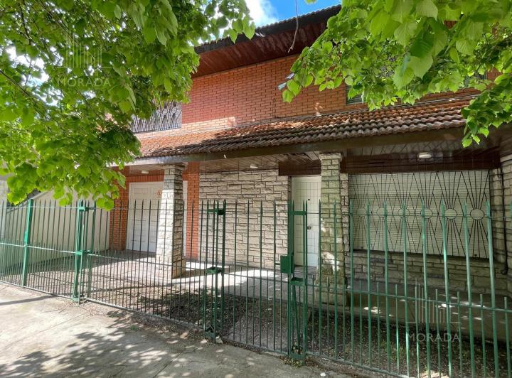 Casa · 260m² · 4 Ambientes · 2 Cocheras