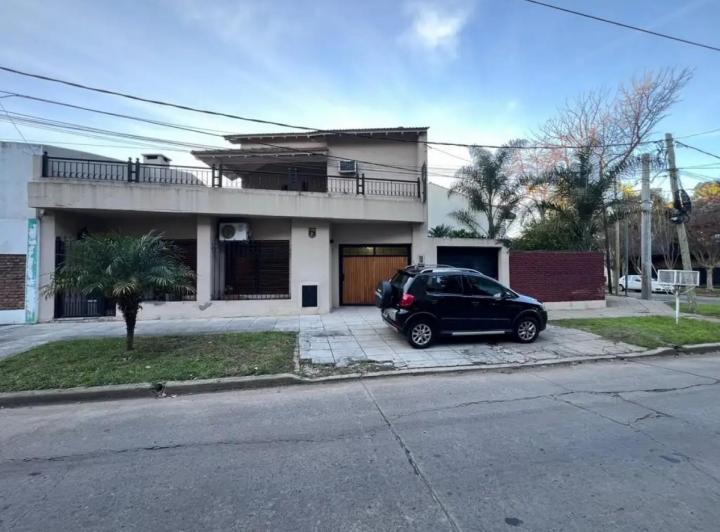 Casa · 200m² · 5 Ambientes · 2 Cocheras