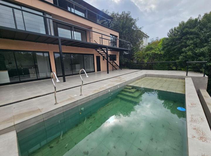 Casa · 402m² · 6 Ambientes · 2 Cocheras