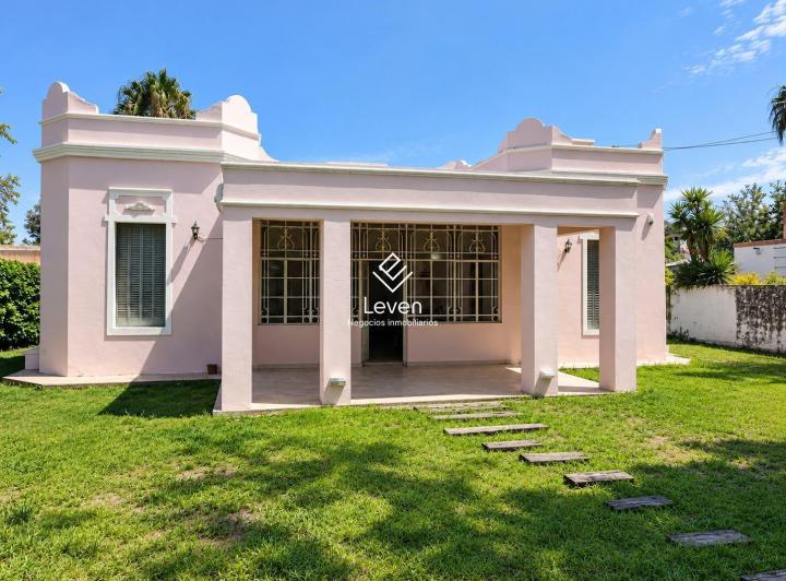 Casa · 255m² · 8 Ambientes · 2 Cocheras