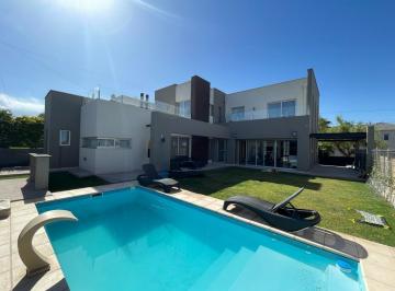 Casa · 240m² · 5 Ambientes · 2 Cocheras · Casa en Barrio Dalvian