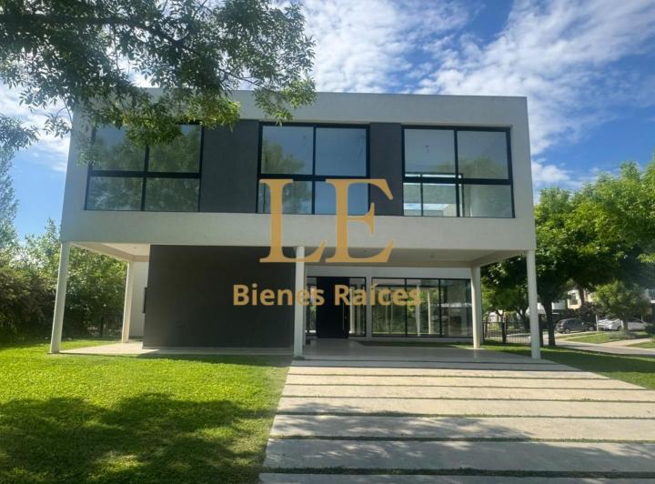 Casa · 322m² · 6 Ambientes · 4 Cocheras