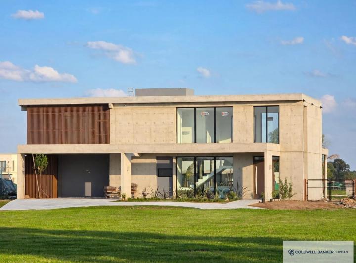 Casa · 380m² · 7 Ambientes · 4 Cocheras