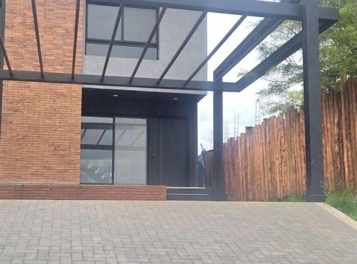 Casa · 150m² · 5 Ambientes · 2 Cocheras