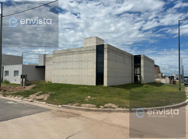 Casa · 130m² · 5 Ambientes · 2 Cocheras