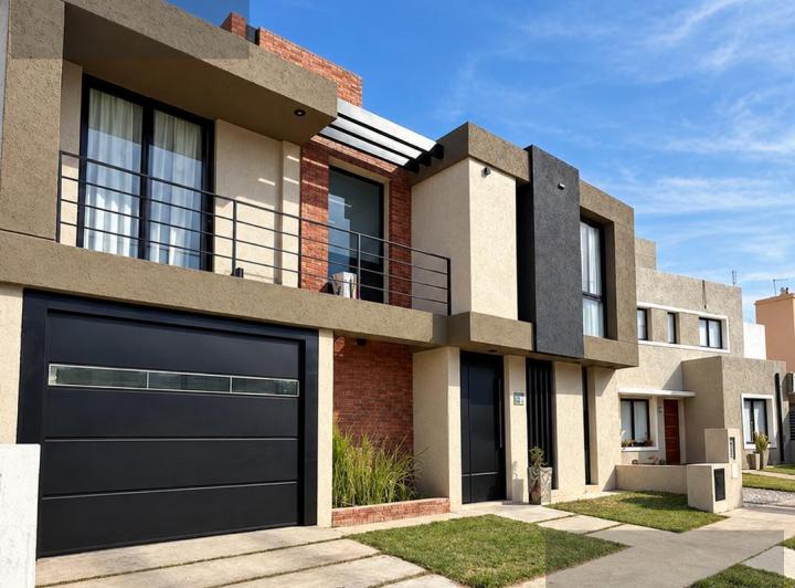 Casa · 230m² · 5 Ambientes · 3 Cocheras